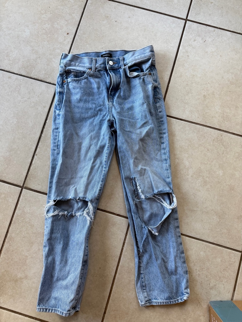 Express High Rise Straight Ankle
Distressed Light Wash Jeans (Size 2)